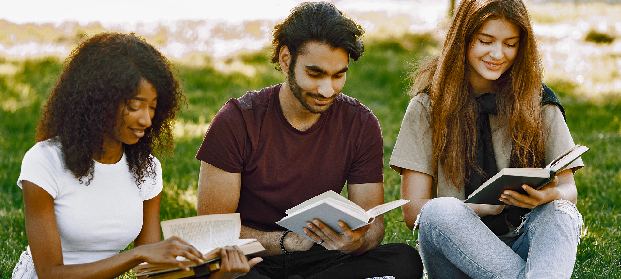 Alunos lendo livros